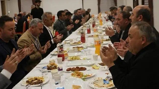 Yunak Belediye Başkanı Subhan Günaltay, muhtarlarla iftar programında bir araya geldi