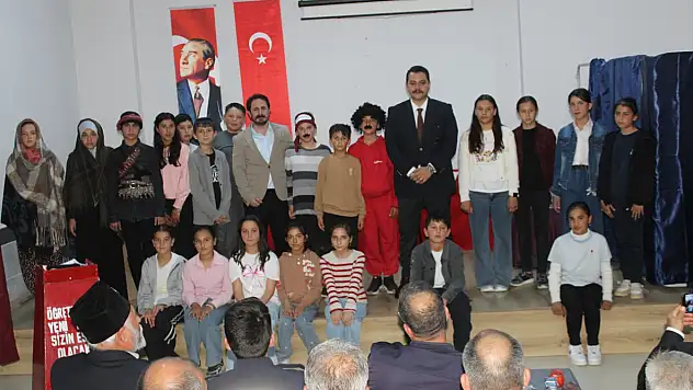 Yunak Kaymakamı Taşavlı, mahalle okulundaki sergi ve tiyatro gösterisine katıldı