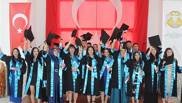 Yunak Meslek Yüksek Okulu'nda mezuniyet coşkusu yaşandı