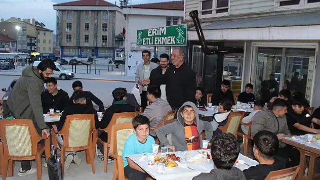 Yunak'ta gençler ve çocuklar iftar programında bir araya geldi