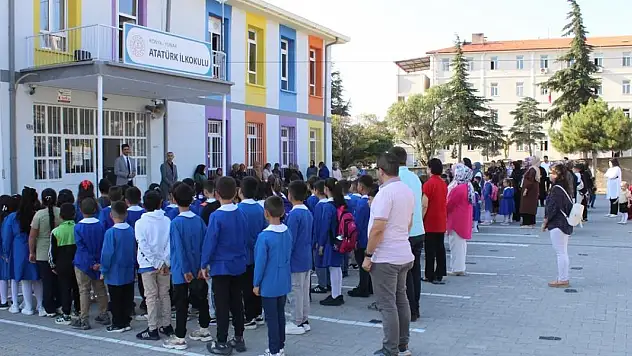 Yunak'ta ilk ders zili çaldı