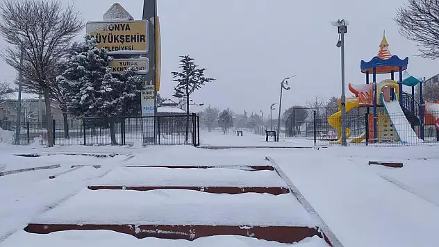 Yunak'ta kar yağışı etkili oldu