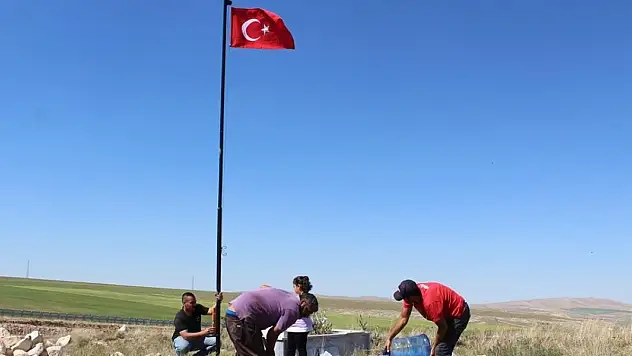 Yunak'ta meçhul şehit mezarının bayrağı yenilendi