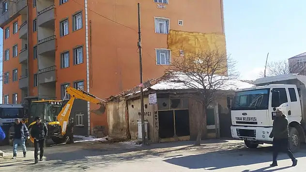 Yunak'ta metruk binaların yıkımına başlandı