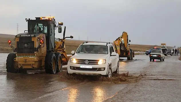 Yunak'ta sağanak hayatı olumsuz etkiledi