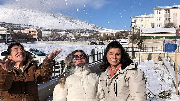 Yunak'ta sağlık çalışanları kar yağışının keyfini çıkardı