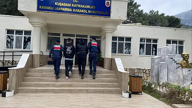 Yunanistan'a yüzerek geçmeye çalışırken yakalandılar