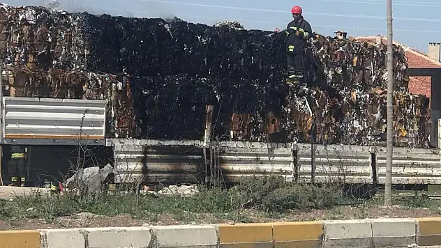 Yürekler ağıza geldi! Tırın dorsesinde yangın çıktı!