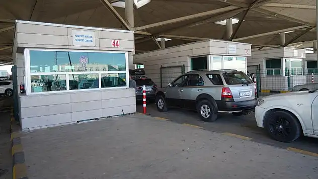 Yurt dışına çıkış harcı yeniden belirlendi