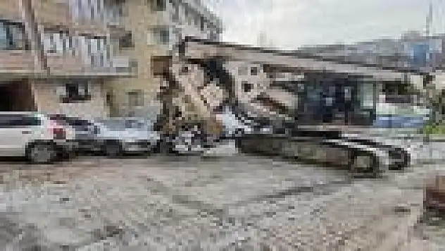 Zincir koptu, 200 tonluk iş makinesi yokuş aşağı sürüklendi