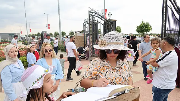 Ziyaretçiler Hatıra Defterine yazdı: Karatay Lavanta ve Gül Parkı'na hayran kaldılar!