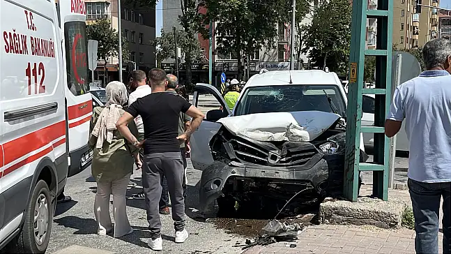 Konya'da 2 araç önce çarpıştı sonra direğe savruldu: 6 yaralı!