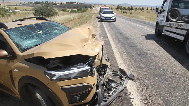 Konya'da iki araç birbirine girdi: Ortalık savaş alanına döndü! 9 yaralı...