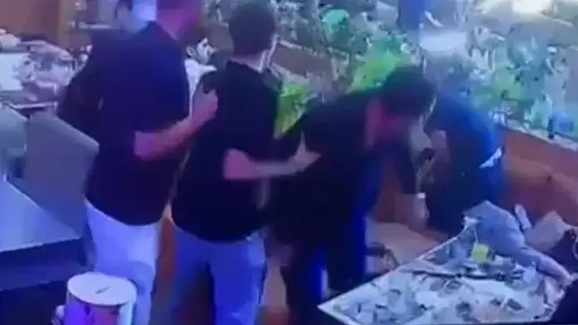 Konya'da kabus anları: Kafe ortasında kuzenini defalarca bıçakladı!