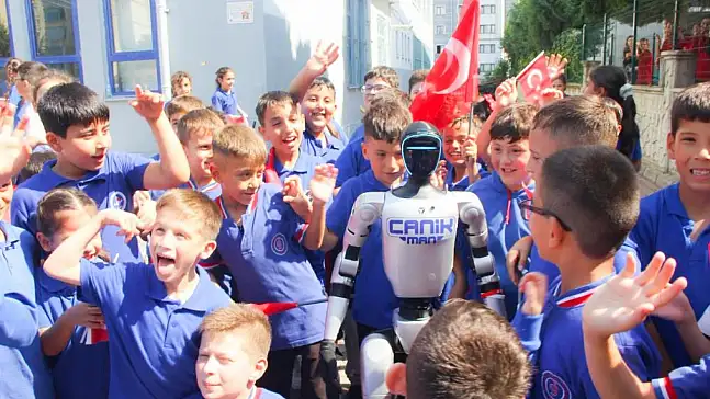 Türkiye'nin nüfusa kayıtlı ilk insansı robotu!