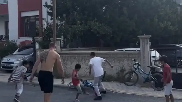 Konyasporlu forvet mahallede çocuklarla futbol oynadı