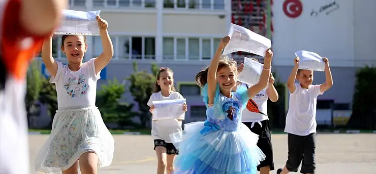 18 milyon öğrenci karne heyecanı yaşıyor