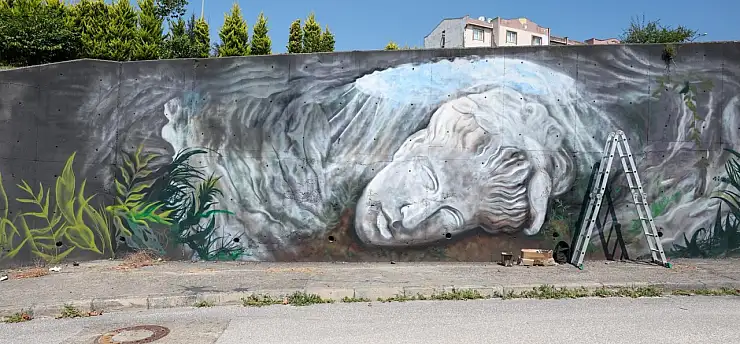 Apollon heykeli bu kez grafitiyle konuştu