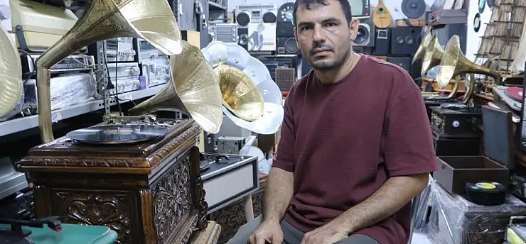 Asırlık gramofonları hayata döndürerek geçmişin sesini geleceğe taşıyor
