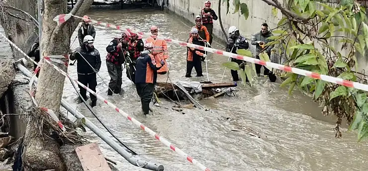 Ayazağa'da sel felaketi sonucu kaybolan 3 kişiyi arama kurtarma çalışmaları sürüyor