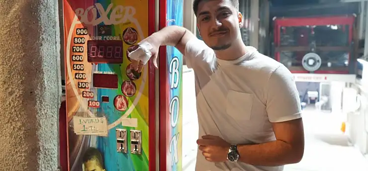 Boks makinesine vurmak isterken duvarı yumrukladı!
