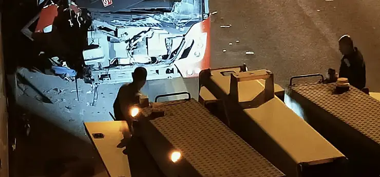 EGO otobüsü üst geçit asansörüne çarptı: 24 yaralı