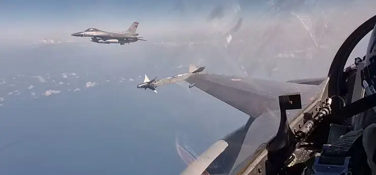 F-16 savaş uçaklarından Karadeniz'de eğitim uçuşu
