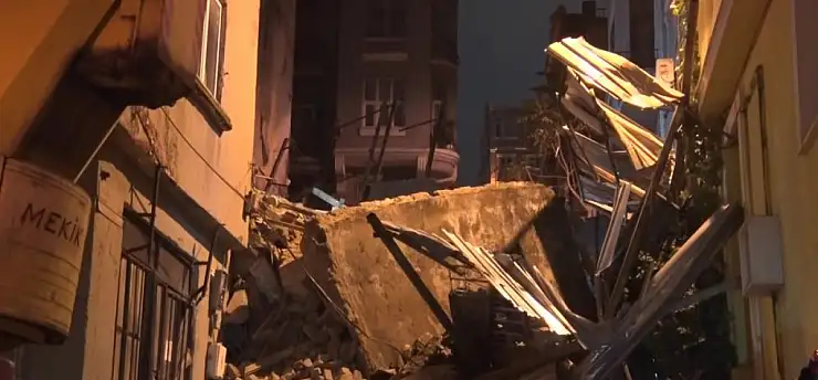 Gece saatlerinde korku dolu anlar: 5 katlı bina çöktü!