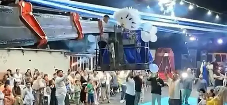 Gelin ile damat sahneye vinçle indi