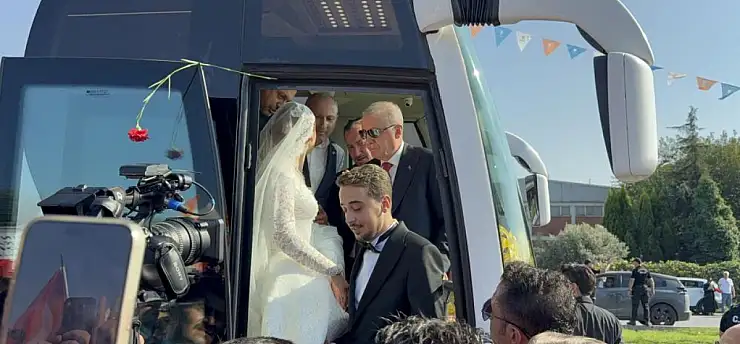 Gelinlik ve damatlıkla Cumhurbaşkanı Erdoğan'ı karşıladılar