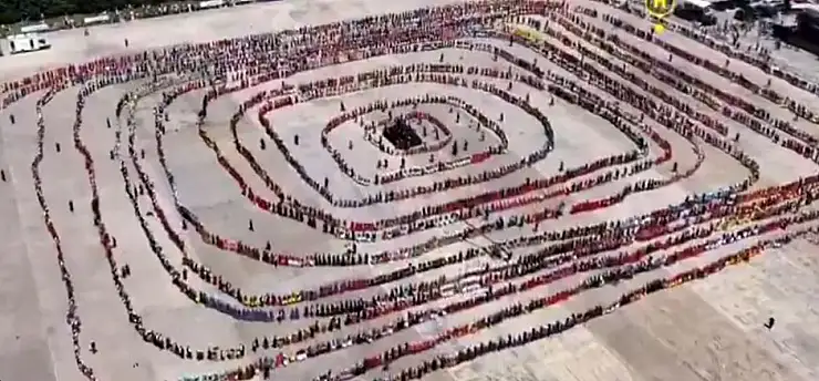 Görenlerin tüyleri diken diken oldu! 5 bin kişilik horonla rekor kırıldı