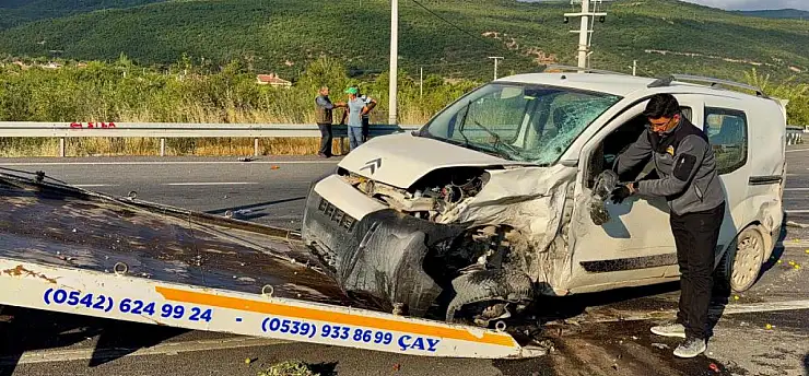 Hafif ticari araçlar feci çarpıştı: 1 ölü, 4 yaralı var!