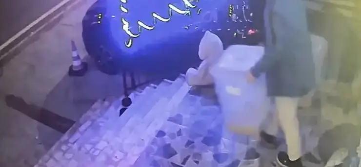 Hayvanların mama kutusunu çalıp gitti!