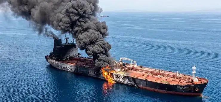 Hürmüz Boğazı'nda tanker alarmı! Bilinmeyen mühimmat isabet etti, yangın çıktı