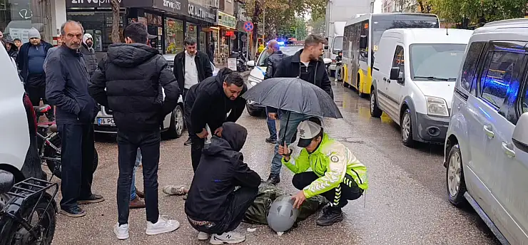 İçişleri Bakanı Çiftçi'den yaralı ıslanmasın diye şemsiye tutan trafik polisine teşekkür