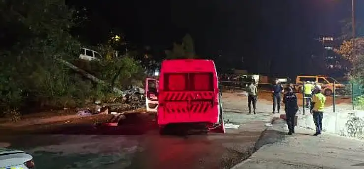 İşçi servisi elektrik direğine çarptı: 6 yaralı