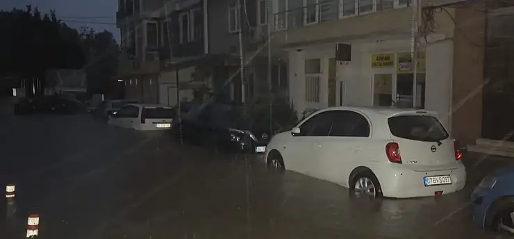 İstanbul sağanak hayatı olumsuz etkiledi: Araçlar suya gömüldü, evleri su bastı!
