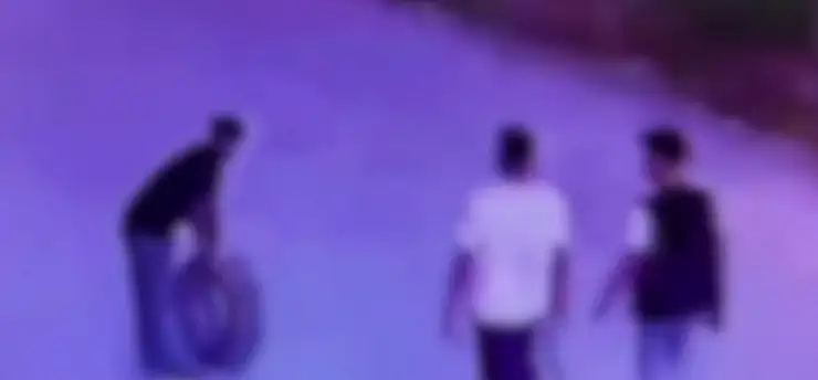 Kendi lastikleri patlayınca hırsızlığa çıktılar!