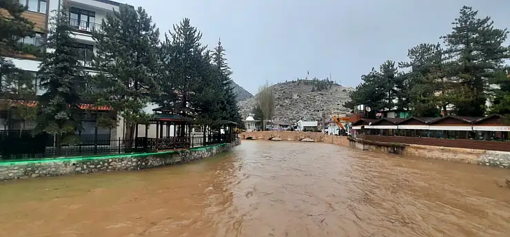 Konya'nın o ilçesinde gölet taştı, tarım arazileri su altında kaldı