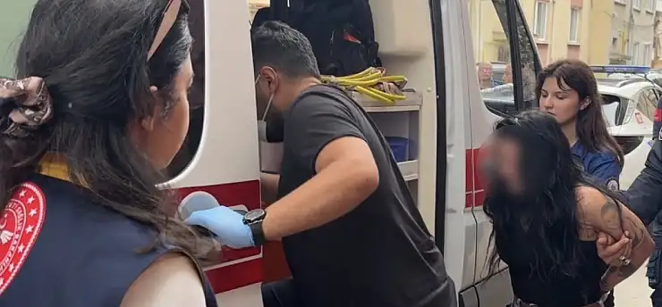 Küçük çekiçle apartmanı birbirine kattı