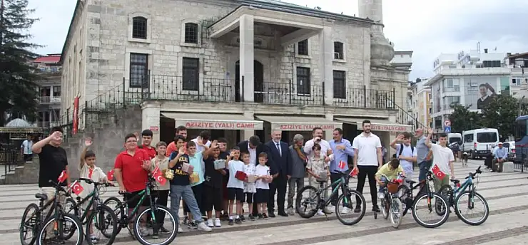 Kur'an Kursu öğrencilerine bisiklet ve paten hediye edildi