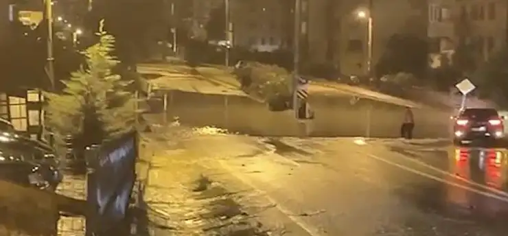Kuvvetli sağanak su baskınlarına sebep oldu
