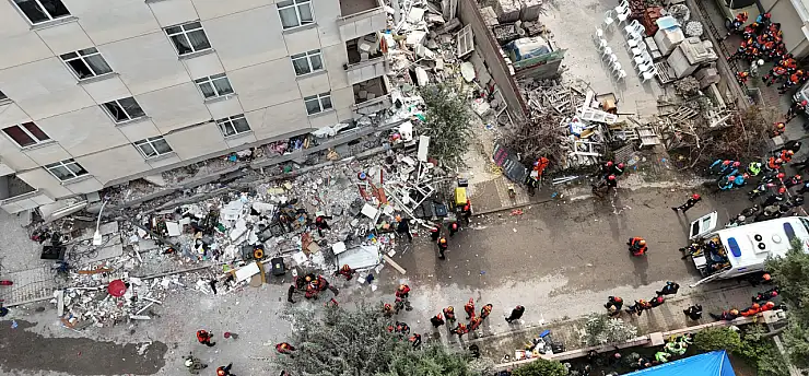 Maltepe'de çöken binadan incelenmek üzere örnekler alındı