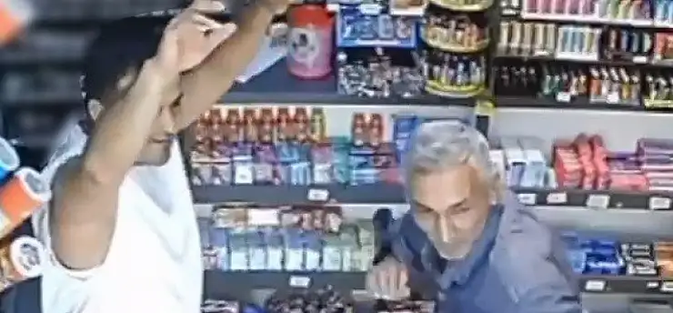 Markette kendini müziğin ritmine kaptıran müşteri ve esnaf viral oldu