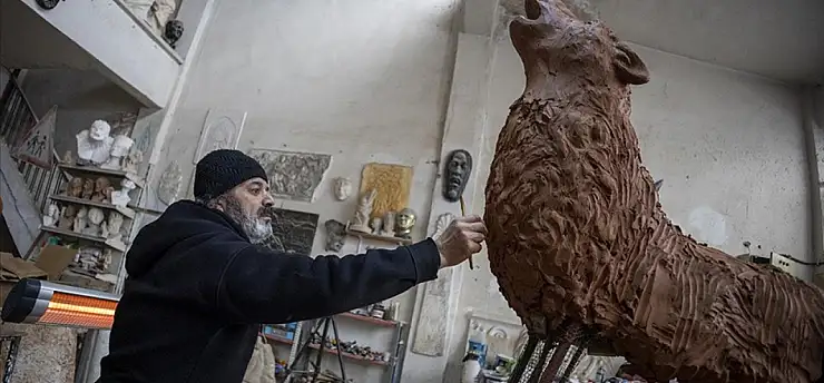 Miras aldığı ilhamı taşa kazıdı