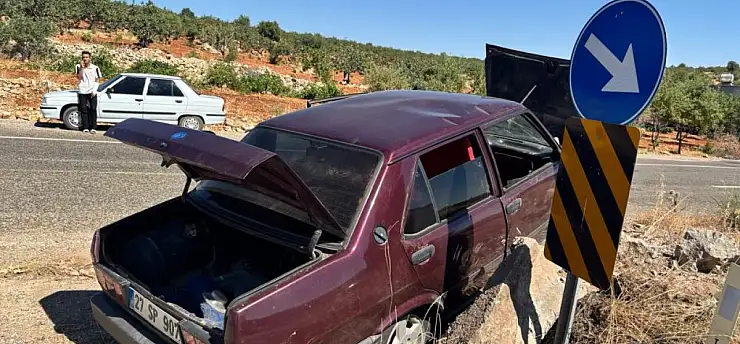 Otomobil kontrolden çıkarak refüje çarptı: 3 yaralı
