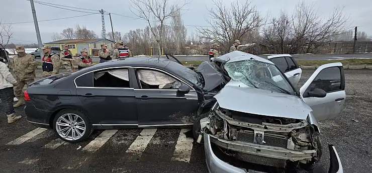 Otomobiller birbirine girdi! 2 ölü, 4 yaralı var