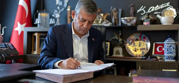 Özgür Özel ve 90 vekil CHP'den istifa etti