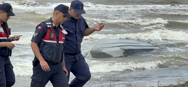 Sahile vurmuş insansız deniz aracı bulundu