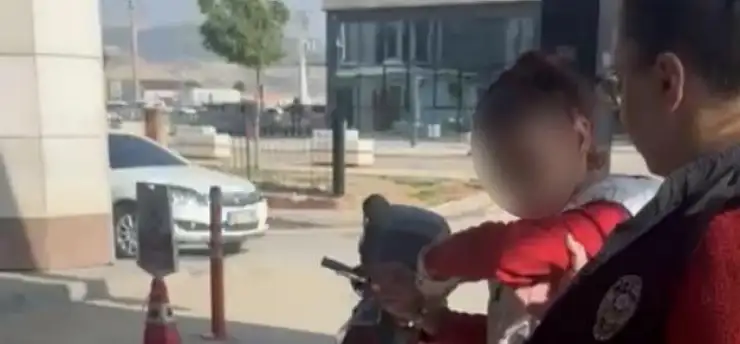 Savunmasız kediye taşla vurdu! Yakayı ele verdi